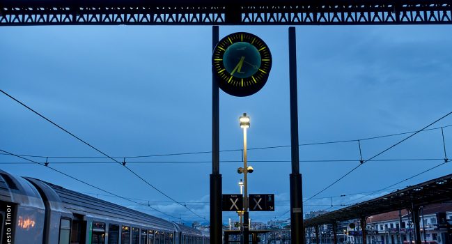 Un train peut en cacher un autre